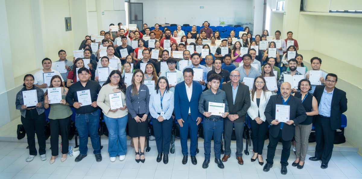 eqronomia's tweet photo. El rector de la @UTSanJuan, @FerFerrusca, realizó la entrega de 17 certificados en Manejo de Residuos Peligrosos y 13 certificados en Instalación de Sistemas Fotovoltaicos del CONOCER así como 72 certificados internacionales de Lean Six Sigma. https://t.co/ZWr49EyN7a https://t.co/1OfyOVpXXV