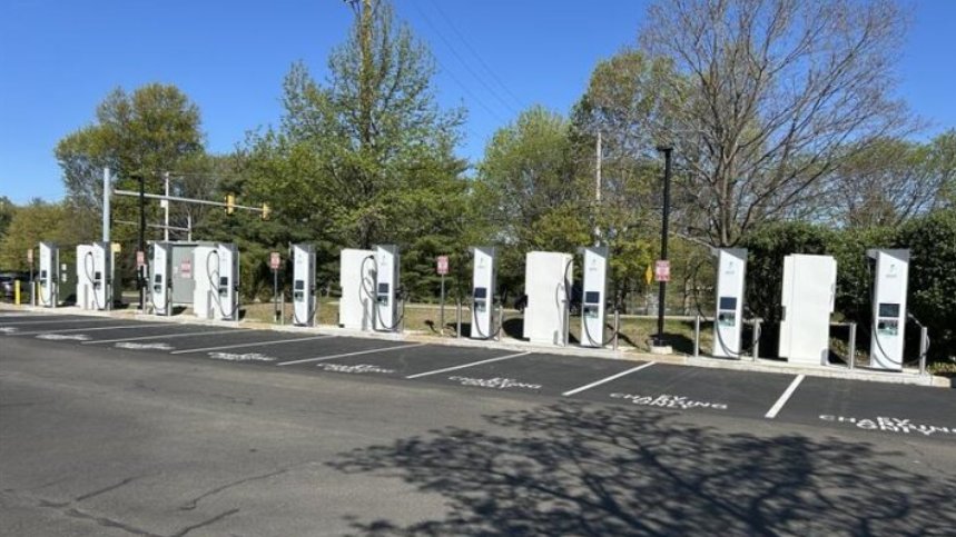 ElectrifyAm's tweet photo. Station 240432 is open ⚡ Charge up at 1603 Big Oak Rd, Yardley, Pennsylvania 19067, with 10 Hyper-Fast chargers ready to power your next stop.             

Plug in, power up, and go. #ChargeOn https://t.co/XDwehcYyYi