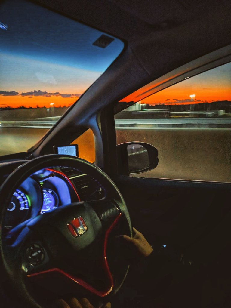 oci63724's tweet image. Catching the sunset from the car window. A beautiful end to the day.

車窓から捕まえた夕陽。今日という日の、美しい締めくくり。

#Sunset #GoldenHour #OnTheRoad #Photography
#Goodnight