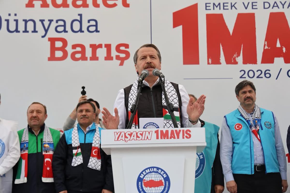 savas_gayretli's tweet photo. 1 MAYIS’TA REFORM: Kamu Personel Sisteminde Değişim Vakti! 📢
"Kamuda sorunlar birikti, çözüm için artık somut adım atılmalı!"
Memur-Sen Genel Başkanı Ali Yalçın, 1 Mayıs’ta Çorum’dan seslenerek kamu görevlilerinin beklediği bütüncül reformun yol haritasını açıkladı:
✅ 3600 Ek Gösterge: 1. dereceye tam ve ayrımsız uygulama.
✅ Bayram İkramiyesi: Memurların ikramiye hakkı teslim edilmeli.
✅ 4688 Sayılı Yasa: Sendika yasasında demokratik revizyon.
✅ Statü Güvencesi: YHS kaldırılmalı, mülakat değil liyakat esas olmalı.
Beklentiler ertelenmemeli, adalet odaklı bu adımlar Meclis kapanmadan atılmalıdır! 🤝
#1MayıstaÇorumdayız #PaylaşımdaAdalet #KamuReformu #MemurSen #3600EkGösterge #AliYalçın #Haber