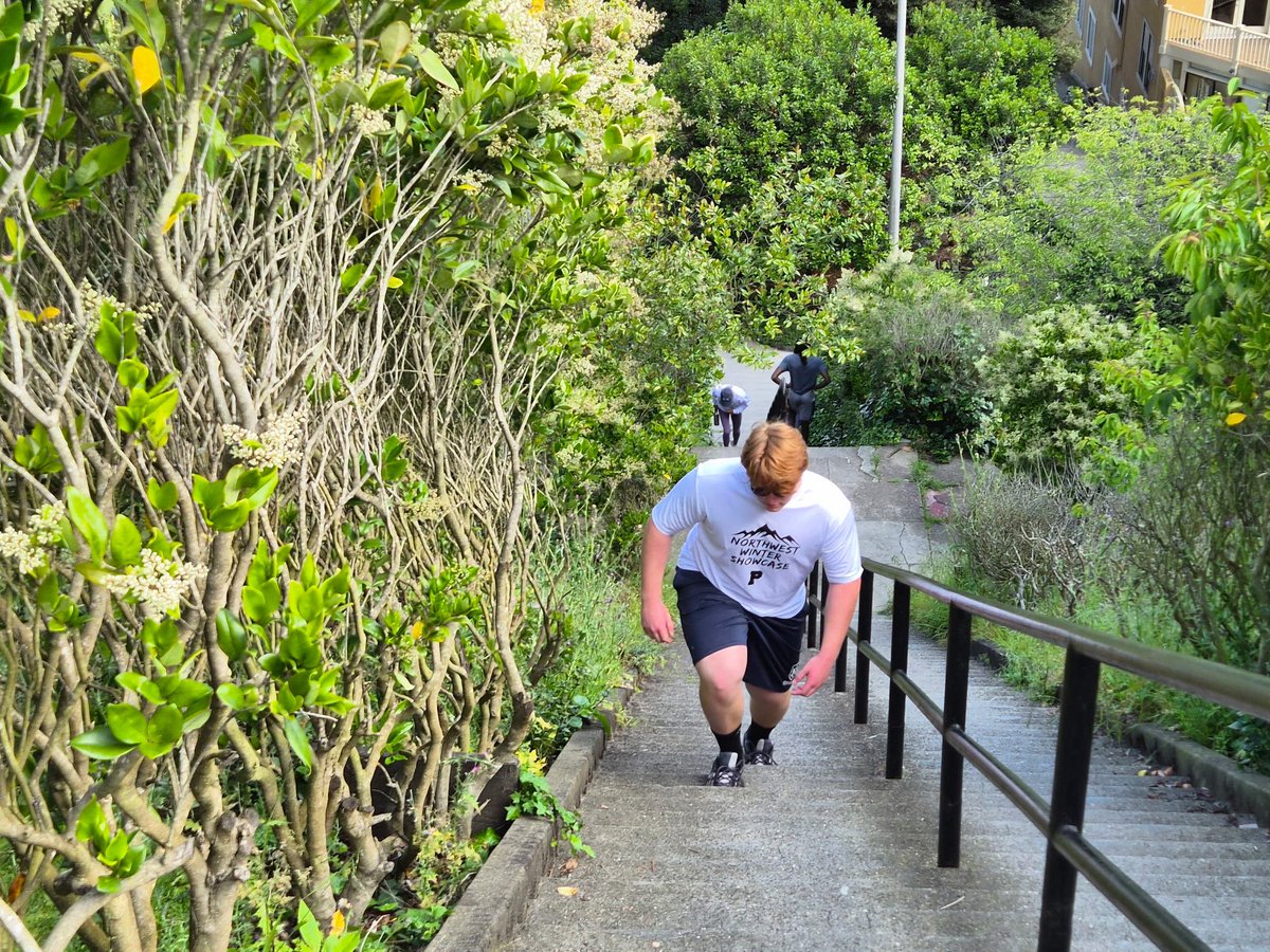 Henrysegal53's tweet image. Using San Francisco’s hills as the offseason training ground-building endurance, leg strength, and the mental toughness needed to show up ready for the season. 

#FootballTraining #SanFrancisco