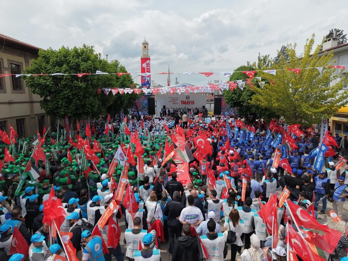 bms2sube's tweet photo. Emeğin değerini korumak, alın terimizin karşılığını almak ve taleplerimizi birlikte güçlü bir şekilde dile getirmek için; adil paylaşım ve dünyada barış adına Çorum Saat Kulesi Meydanı’ndan hep birlikte sesimizi yükseltiyoruz!
#1MayıstaÇorumdayız
#PaylaşımdaAdaletDünyadaBarış https://t.co/S5kCLWTO4B