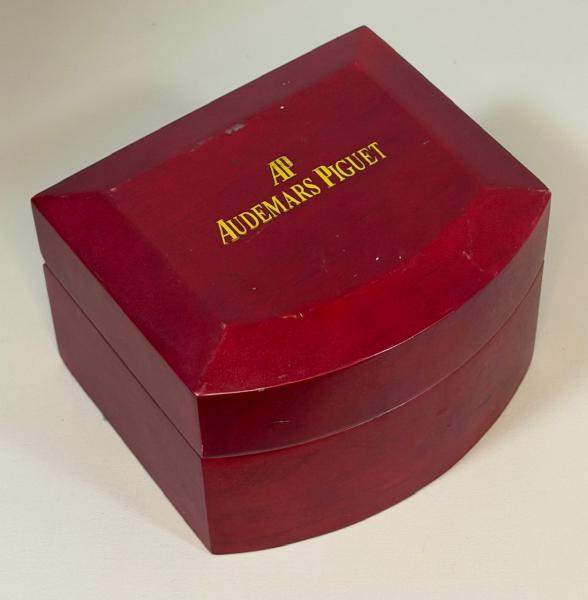 brunotsalata's tweet image. Caixa Original Audemars Piguet – Madeira Luxuosa, Rara e Colecionável

Whatsapp 16997262613

R$2.000,00 via OLX ou retirada em Barrinha SP 

#audemarspiguet #relogio #tempo #horario 

sp.olx.com.br/regiao-de-ribe…