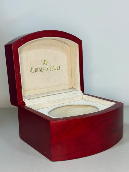 brunotsalata's tweet image. Caixa Original Audemars Piguet – Madeira Luxuosa, Rara e Colecionável

Whatsapp 16997262613

R$2.000,00 via OLX ou retirada em Barrinha SP 

#audemarspiguet #relogio #tempo #horario 

sp.olx.com.br/regiao-de-ribe…