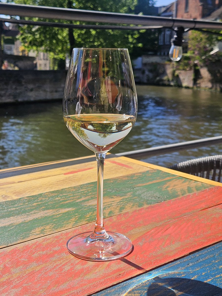 LisaCuttsAuthor's tweet image. Cheers from #bruges #brugesbelgium🇧🇪 #girlsroadtrip🚗