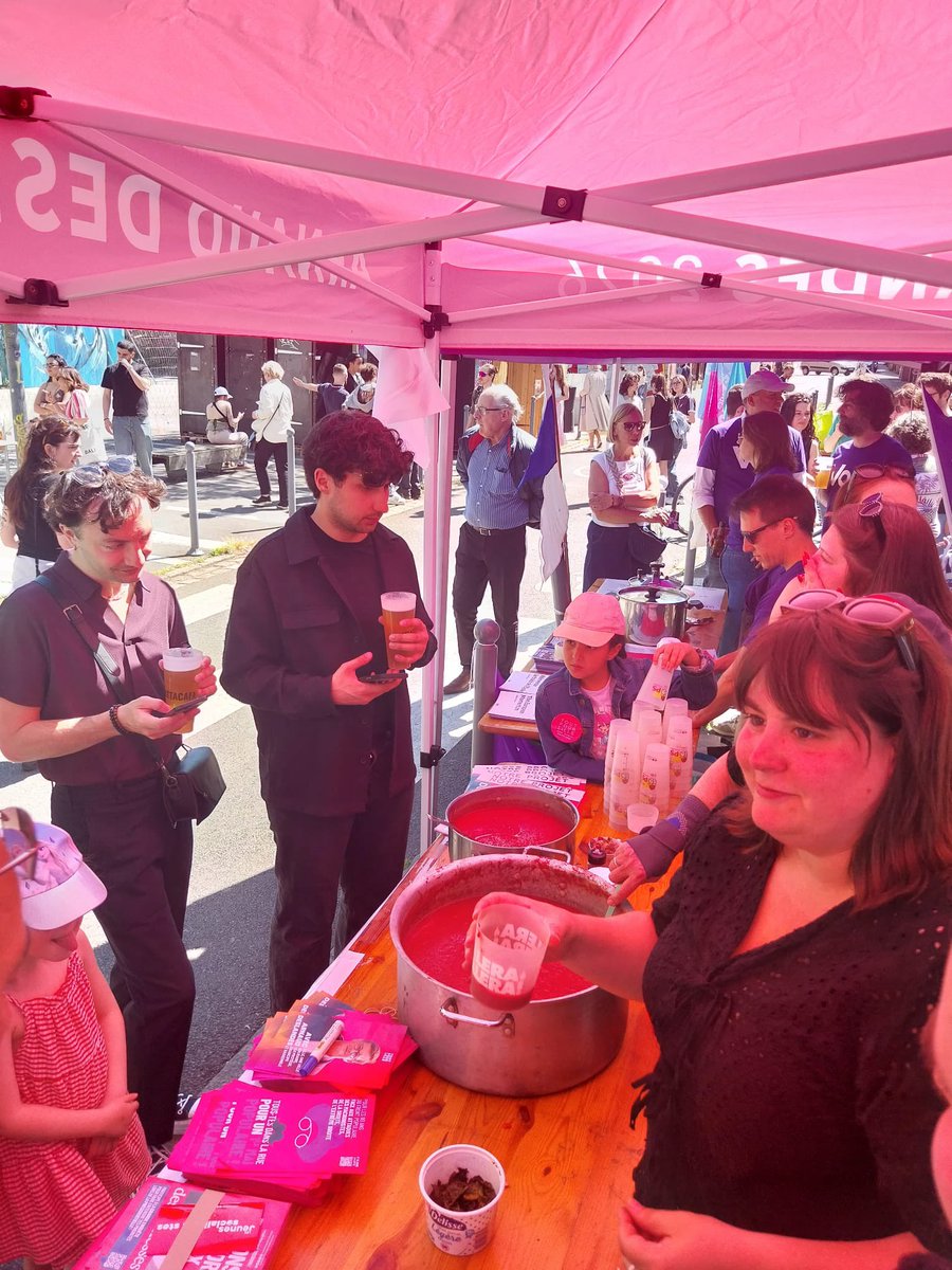 PS_Lille's tweet photo. Très belle mobilisation du @PS_Lille pour ce 1er mai populaire !

Autour d’@Ardeslandes et des élu•es Tout pour Lille en manifestation derrière les syndicats, à la Braderie de Lille-Sud aux côtés des habitant•es et à la traditionnelle Fête de la Soupe à Wazemmes.

On continue ! https://t.co/UbQYr0uyMO