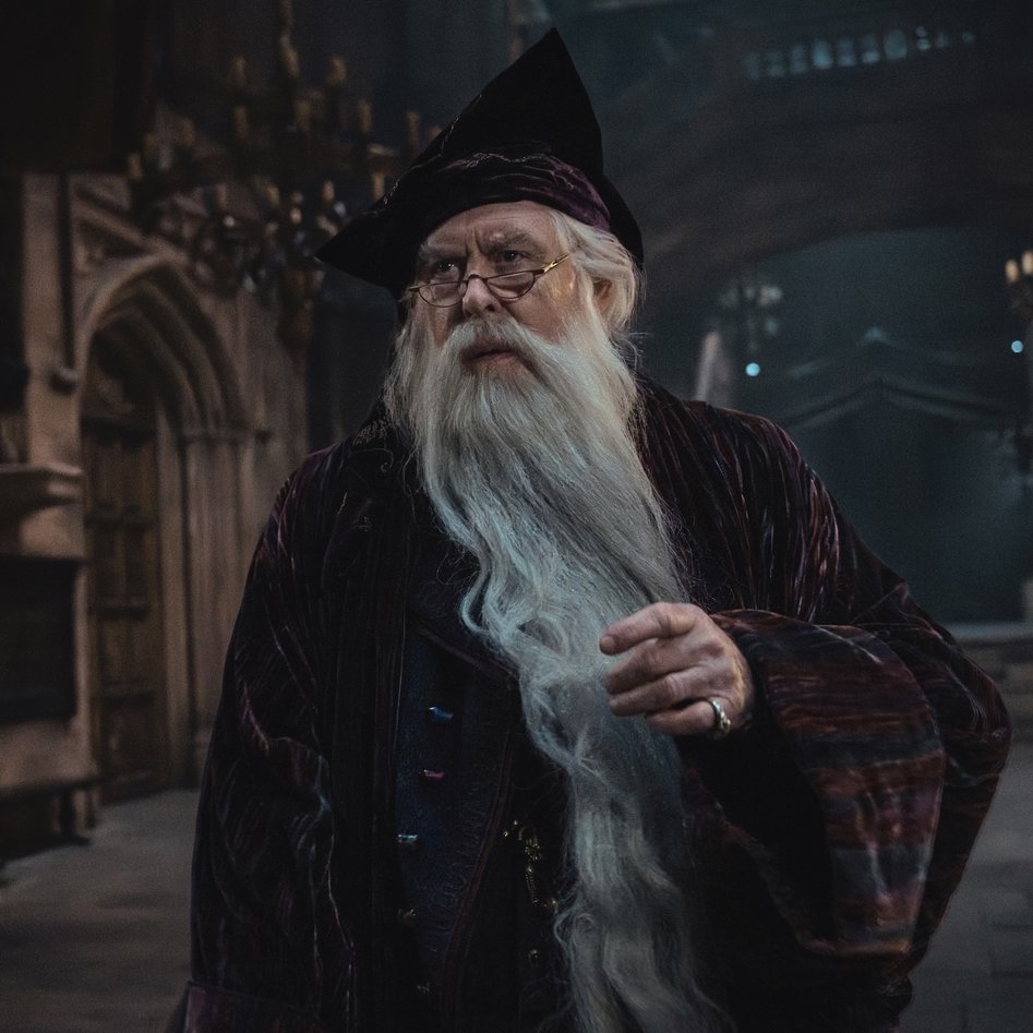 thiegonovais's tweet photo. A primeira temporada de Harry Potter da HBO vai mostrar Dumbledore em uma missão para entender melhor a tentativa de roubo da Pedra Filosofal em Gringotes.

Isso inclui visitar seus amigos Nicolau e Perenelle Flamel. https://t.co/pi9sf4Jymi