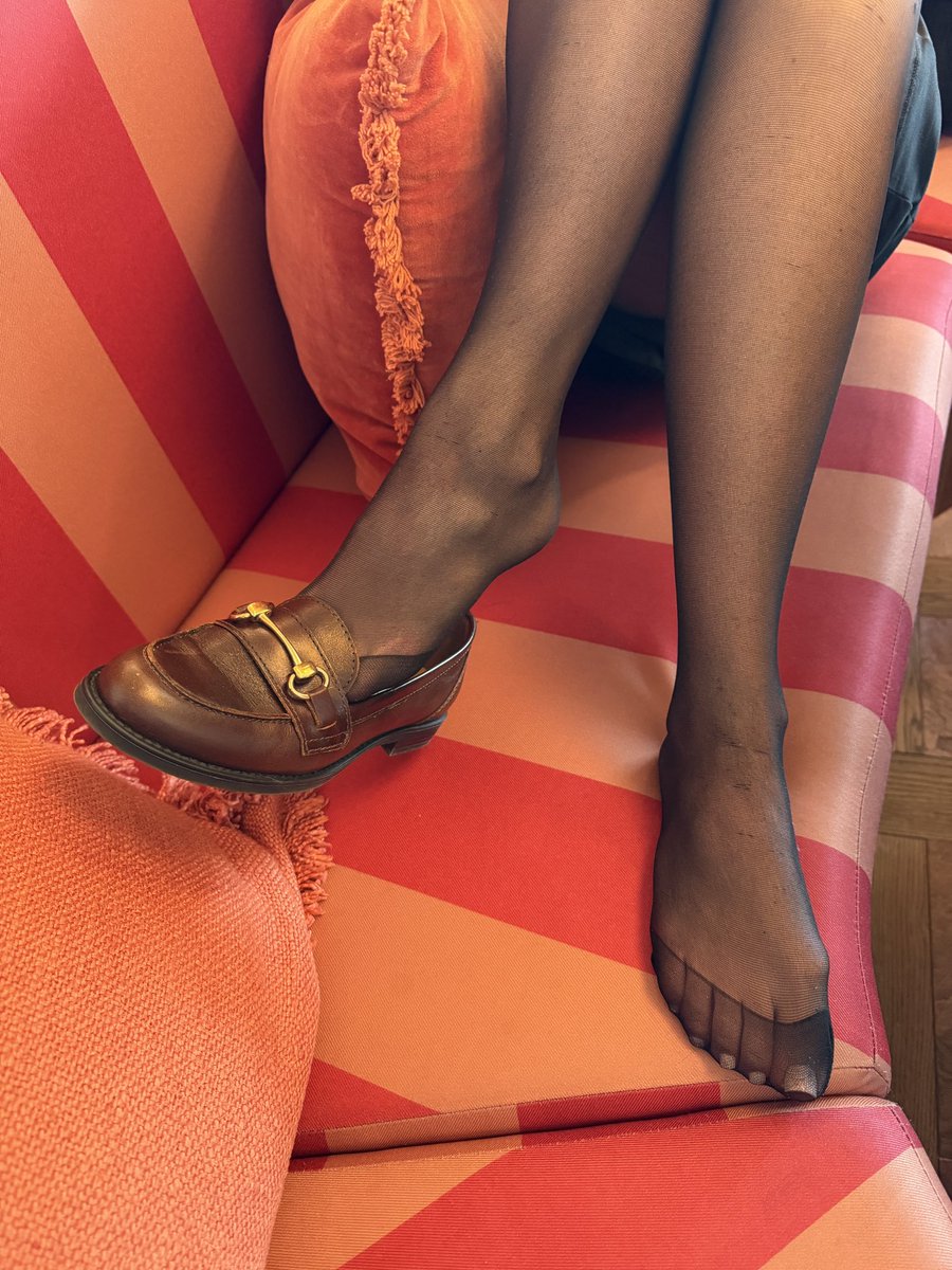 Tinysize3s's tweet image. Friday noon office tease for all you little foot sluts 😇🦶#feet #toes #nylons #tights #footfetısh