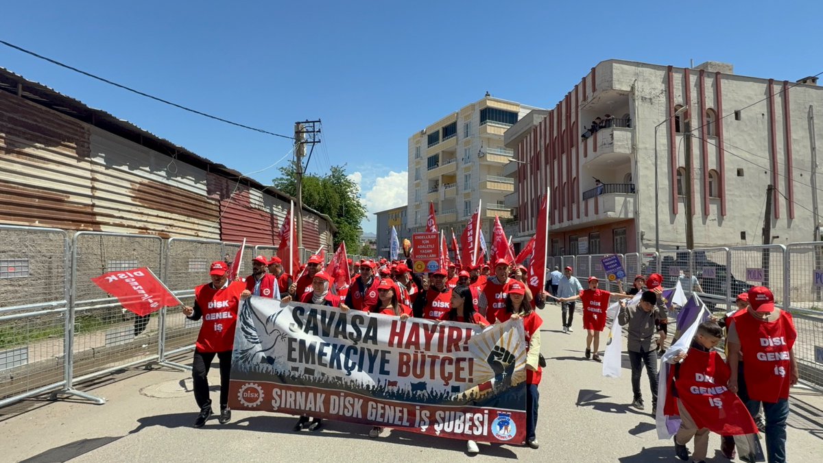 disk_sube's tweet photo. emekçiler günü kutlamaları büyük bir coşku ile CİZRE de kutlandı.

Yaşasın 1 Mayıs yaşadın emekçi hakları https://t.co/h2Z8fmKZ21