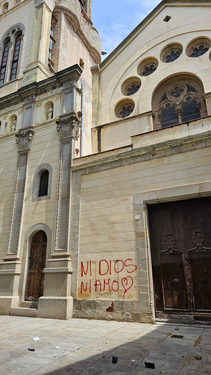 und0tt3d's tweet image. Fotos que m'envien des de #Mataró:
Les ovelles woke d'#Arran @Arran_jovent, malmetent –un cop més– el nostre #patrimoni arquitectònic i cultural: Basílica de #SantaMaria 🤬
I, a sobre, EN CASTELLÀ, aquestes putes rates #catalanòfobes, #feminazis, i neocomunistes!! 🖕🏼
#JaNhiHaProu