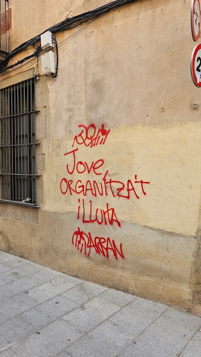 und0tt3d's tweet image. Fotos que m'envien des de #Mataró:
Les ovelles woke d'#Arran @Arran_jovent, malmetent –un cop més– el nostre #patrimoni arquitectònic i cultural: Basílica de #SantaMaria 🤬
I, a sobre, EN CASTELLÀ, aquestes putes rates #catalanòfobes, #feminazis, i neocomunistes!! 🖕🏼
#JaNhiHaProu