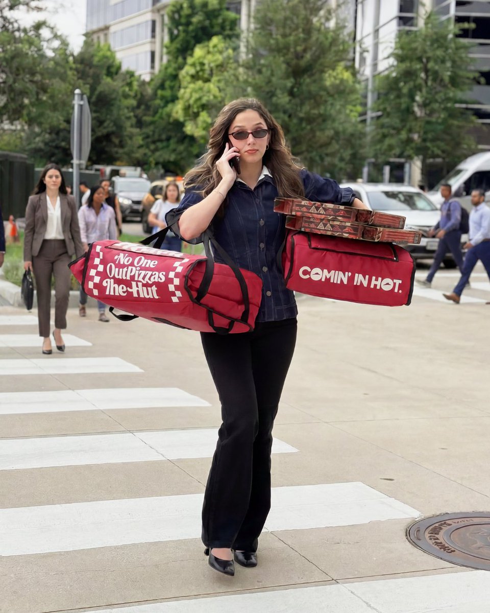 Pizza Hut tweet media