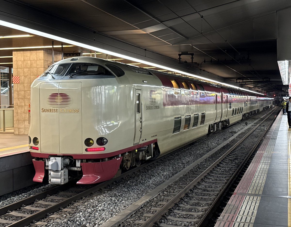 uytiroi's tweet photo. 年に数回しか走らない臨時サンライズ92号
発車直前に空席がかなり出たので乗ってみようと思います！ https://t.co/l1xIfnc8FE