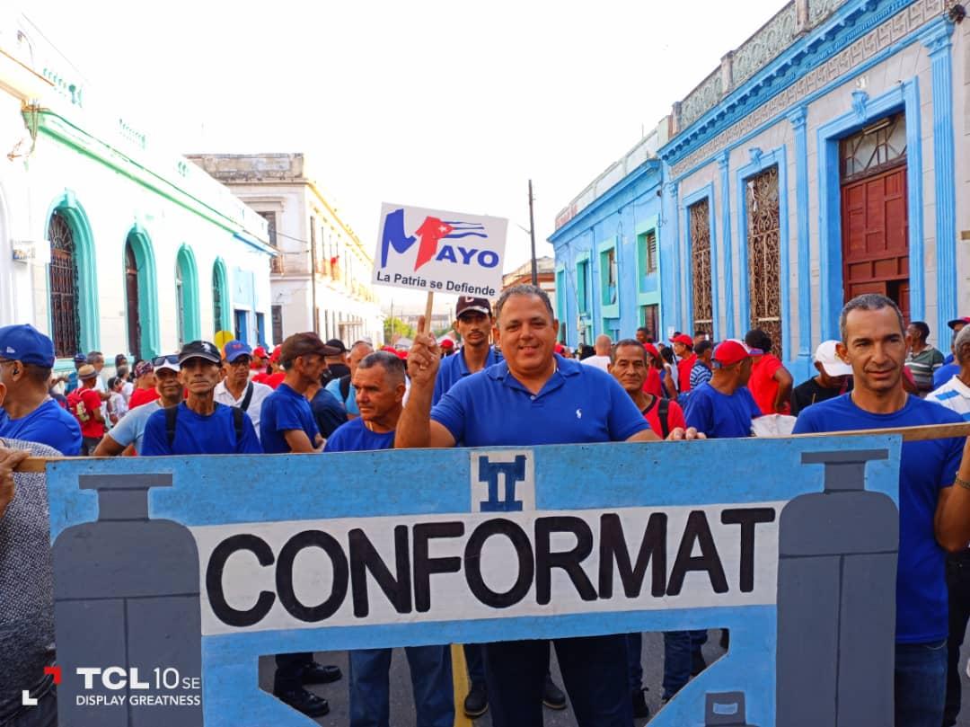 ReinaldoLuisGo1's tweet photo. El sistema empresarial GESIME en el desfile por el #1Mayo, dia internacional de los trabajadores. Otro momento de UNIDAD de todo un pueblo que ratifica con CORAJE que #La PatriaSeDefiende
#CubaEstaFirme
#CubaVencera porque #JuntosCreamos https://t.co/aYsqadQwC4
