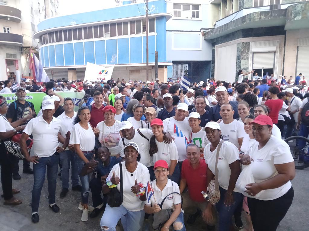 ReinaldoLuisGo1's tweet photo. El sistema empresarial GESIME en el desfile por el #1Mayo, dia internacional de los trabajadores. Otro momento de UNIDAD de todo un pueblo que ratifica con CORAJE que #La PatriaSeDefiende
#CubaEstaFirme
#CubaVencera porque #JuntosCreamos https://t.co/aYsqadQwC4