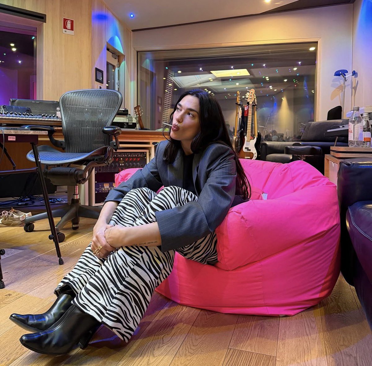 sharpboyjn10830's tweet image. *🎙️ DUA BACK IN MODE 🎙️*  
DUA LIPA  

New studio photo dropped 📸  

Album 4 cooking. The era is loading 🔥  
#DuaLipa #Studio #Album4 #Pop #NewMusic