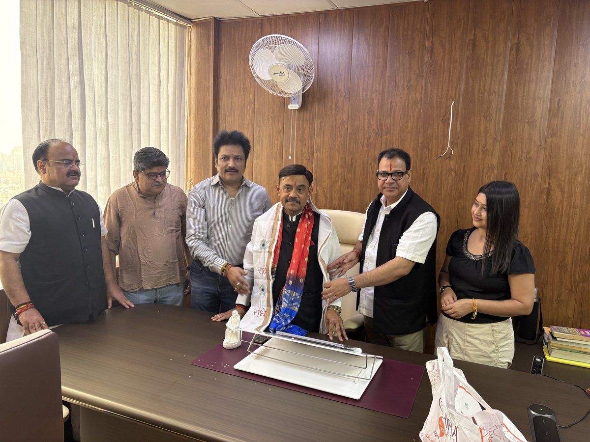 एडिटर्स क्लब ऑफ इंडिया के प्रशासनिक कार्यालय का उद्घाटन नोएडा सेक्टर-32 में राष्ट्रीय अध्यक्ष <a href="/Aamitabh2/">Amitabh Agnihotri</a> जी द्वारा किया गया। यह कार्यालय पत्रकारों के संवाद, सहयोग और सशक्तिकरण का नया केंद्र बनेगा।

#EditorsClubOfIndia #AmitabhAgnihotri #Noida #Media #Journalism #PressClub