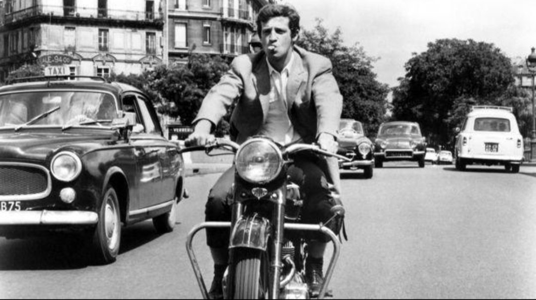 ponrajofficial's tweet photo. #filmdiaryclassicals 16 •
🎬 #Breathless 1960 ⏳2h17m ⭐8.1
Dir- #JeanLucGodard #Crime #Romance #Drama #NouvelleVague #Existential #Thriller #Indie #Avantgarde 🔫💔🎭🎥🌀🚔✂️🎬
#Online of the film #Logline
ஒரு அமெரிக்கப் பெண்ணின் காதலுக்காகவும், காவல்துறையிடமிருந்து கொலை குற்றத்திற்காக தப்பிக்கவும் போராடும் ஒரு இளம் குற்றவாளியின் வாழ்வே இப்படம்.
#Synopsis
#Michel எனும் இளைஞன், #HumphreyBogart (1899–1957) என்ற ஹாலிவுட் ஆக்ஷன் நாயகனைத் தனது முன்மாதிரியாகக் கொண்ட ஒரு கார் திருடன். ஒருமுறை #Marseille ல் காரைத் திருடிக்கொண்டு பாரிஸிற்குப் பயணிக்கும்போது, தற்செயலாக அவனைத் துரத்திய ஒரு காவல்துறை அதிகாரியைச் சுட்டுக்கொன்று விடுகிறான்.
கொலைகாரனாக மாறிய Mitchel, பாரிஸ் நகரில் தஞ்சம் புகுகிறான். அங்கே அவனுக்குத் தெரிந்த அமெரிக்கப் பெண் #Patricia விடம் மீண்டும் காதலைப் புதுப்பிக்க முயல்கிறான். Patricia பாரிஸில் பத்திரிகையாளராக ஆசைப்படும் ஒரு மாணவி. மிஷெல், தான் ஒரு தேடப்படும் குற்றவாளி என்பதை மறைத்து, அவளுடன் ஊர் சுற்றுகிறான்; அவளைத் தன்னுடன் இத்தாலிக்கு வரும்படி அழைக்கிறான்.
பட்ரிசியாவிற்கு மிஷெலின் மீது ஈர்ப்பு இருந்தாலும், அவனது நிழல் உலக வாழ்க்கை அவளுக்குப் பயத்தையும் குழப்பத்தையும் தருகிறது. இதற்கிடையில், மிஷெலைத் தேடும் காவல்துறை பட்ரிசியாவை நெருங்கி அவனைப் பற்றி விசாரிக்கிறது.
மிஷெல் அவளைக் காதலிக்கிறான், ஆனால் பட்ரிசியாவோ தன் மீதான அவனது காதலை விட, தனது சுதந்திரத்தையும் எதிர்காலத்தையும் முக்கியமாகக் கருதுகிறாள்.
காவல்துறையின் நெருக்குதலுக்குப் பயந்தும், மிஷெல் மீதான தனது காதல் உண்மையா என்று தன்னைத்தானே சோதித்துப் பார்க்கவும், பட்ரிசியா காவல்துறைக்கு மிஷெல் இருக்கும் இடத்தைக் காட்டிக் கொடுக்கிறாள்.
இதையறிந்தும் மிஷெல் தப்பி ஓட மறுக்கிறான். காவல்துறை அவனைச் சுட, தெருவின் நடுவே ஓடிச் சென்று விழும் மிஷெல், பட்ரிசியாவைப் பார்த்துத் தனது வெறுப்புணர்வூட்டும் கமென்ட்டை #C'estVraimentDégueulasse அடித்துவிட்டு உயிரிழக்கிறான்.
✍🏻
#FrenchNewWave சினிமாவின் பிதாமகன் #JeanLucGodard இயக்கத்தில் 1960-இல் வெளியான #Breathless #ÀBoutDeSouffle இப்படம், உலக சினிமா வரலாறு மற்றும் மொழியை மாற்றியமைத்த ஒரு புரட்சியாக கருதப்படுகிறது.
🔹1960-க்கு முன்னர் பிரெஞ்சு சினிமாவில் #TraditionofQuality என்ற பாணியே ஆதிக்கம் செலுத்தியது. பெரும்பாலும் புகழ்பெற்ற நாவல்களை அடிப்படையாகக் கொண்டு கதைகள் உருவாக்கப்பட்டன.
🔹1960-க்கு முன்னர் படங்கள் அனைத்தும் பிரம்மாண்டமான #Studio செட்களுக்குள், கட்டுப்படுத்தப்பட்ட வெளிச்சத்தில் படமாக்கப்பட்டன.
🔹இயக்குநர் என்பவர் வெறும் ஒரு தொழில்நுட்பக் கலைஞராக மட்டுமே இருந்தார். தயாரிப்பாளர்கள் மற்றும் கதாசிரியர்களின் கையே ஓங்கியிருந்தது.
🔹கதை சீராக, எந்தத் தடங்கலும் இல்லாமல் ஒரு ஒழுங்கில் நகரும் வகையில் தான் படத்தொகுப்பும் இருந்தது.
இந்த பழைய முறைகளை உடைத்தெறிந்து, "சினிமா என்பது இயக்குநரின் கலை" ( #AuteurTheory ) என்று முழங்கிய இளைஞர்களின் கூட்டமே புதிய அலை உருவாக காரணமாக அமைந்தது. 'Breathless' படம் இந்தப் புரட்சியின் முதல் முகமாக மாறியது. அதற்கு சில காரணங்கள் மிக முக்கியமானவை. அவை என்னவென்று அடுத்த பதிவில் பார்க்கலாம்.
உலக சினிமாவை அறிய வைக்கும் இந்த புதிய முயற்சிக்கு ஆதரவளியுங்கள். 🙏🏻💚🫰🏻
@MovieManiacsNFT @tamilhollywood2
@Sathish_dsv @SuryaYuva2tn @Missed_Thrills
@TalkiesFriday @shivtweetzz
@ireen722 @H_SteveX @2024Gokul @LearnEasy11 @Spy_Next_Door_ @Cinee_mazhaii_ @padampishow @itz_rkannaa @Ghostgova @praky26 @cinemaGems89 @Absolutlycinema @AshwinBala_Offi @KUDALINGAM49671 @itzSekar @dsk_vignesh @Nidhura_Views @Kakashi6824 @aaradhana_gowri @karthickviews @CINEMA_TREND_ @rajmohan2blue @BollywoodGirlX @KarasingamAc @mayirepochu1 @Missedmovies @Human_Travel21
@_CineVibez @Just__cinema @balaji_213
