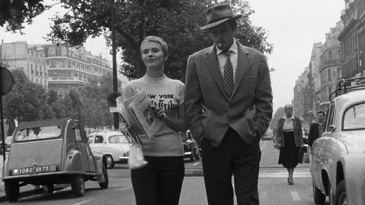 ponrajofficial's tweet photo. #filmdiaryclassicals 16 •
🎬 #Breathless 1960 ⏳2h17m ⭐8.1
Dir- #JeanLucGodard #Crime #Romance #Drama #NouvelleVague #Existential #Thriller #Indie #Avantgarde 🔫💔🎭🎥🌀🚔✂️🎬
#Online of the film #Logline
ஒரு அமெரிக்கப் பெண்ணின் காதலுக்காகவும், காவல்துறையிடமிருந்து கொலை குற்றத்திற்காக தப்பிக்கவும் போராடும் ஒரு இளம் குற்றவாளியின் வாழ்வே இப்படம்.
#Synopsis
#Michel எனும் இளைஞன், #HumphreyBogart (1899–1957) என்ற ஹாலிவுட் ஆக்ஷன் நாயகனைத் தனது முன்மாதிரியாகக் கொண்ட ஒரு கார் திருடன். ஒருமுறை #Marseille ல் காரைத் திருடிக்கொண்டு பாரிஸிற்குப் பயணிக்கும்போது, தற்செயலாக அவனைத் துரத்திய ஒரு காவல்துறை அதிகாரியைச் சுட்டுக்கொன்று விடுகிறான்.
கொலைகாரனாக மாறிய Mitchel, பாரிஸ் நகரில் தஞ்சம் புகுகிறான். அங்கே அவனுக்குத் தெரிந்த அமெரிக்கப் பெண் #Patricia விடம் மீண்டும் காதலைப் புதுப்பிக்க முயல்கிறான். Patricia பாரிஸில் பத்திரிகையாளராக ஆசைப்படும் ஒரு மாணவி. மிஷெல், தான் ஒரு தேடப்படும் குற்றவாளி என்பதை மறைத்து, அவளுடன் ஊர் சுற்றுகிறான்; அவளைத் தன்னுடன் இத்தாலிக்கு வரும்படி அழைக்கிறான்.
பட்ரிசியாவிற்கு மிஷெலின் மீது ஈர்ப்பு இருந்தாலும், அவனது நிழல் உலக வாழ்க்கை அவளுக்குப் பயத்தையும் குழப்பத்தையும் தருகிறது. இதற்கிடையில், மிஷெலைத் தேடும் காவல்துறை பட்ரிசியாவை நெருங்கி அவனைப் பற்றி விசாரிக்கிறது.
மிஷெல் அவளைக் காதலிக்கிறான், ஆனால் பட்ரிசியாவோ தன் மீதான அவனது காதலை விட, தனது சுதந்திரத்தையும் எதிர்காலத்தையும் முக்கியமாகக் கருதுகிறாள்.
காவல்துறையின் நெருக்குதலுக்குப் பயந்தும், மிஷெல் மீதான தனது காதல் உண்மையா என்று தன்னைத்தானே சோதித்துப் பார்க்கவும், பட்ரிசியா காவல்துறைக்கு மிஷெல் இருக்கும் இடத்தைக் காட்டிக் கொடுக்கிறாள்.
இதையறிந்தும் மிஷெல் தப்பி ஓட மறுக்கிறான். காவல்துறை அவனைச் சுட, தெருவின் நடுவே ஓடிச் சென்று விழும் மிஷெல், பட்ரிசியாவைப் பார்த்துத் தனது வெறுப்புணர்வூட்டும் கமென்ட்டை #C'estVraimentDégueulasse அடித்துவிட்டு உயிரிழக்கிறான்.
✍🏻
#FrenchNewWave சினிமாவின் பிதாமகன் #JeanLucGodard இயக்கத்தில் 1960-இல் வெளியான #Breathless #ÀBoutDeSouffle இப்படம், உலக சினிமா வரலாறு மற்றும் மொழியை மாற்றியமைத்த ஒரு புரட்சியாக கருதப்படுகிறது.
🔹1960-க்கு முன்னர் பிரெஞ்சு சினிமாவில் #TraditionofQuality என்ற பாணியே ஆதிக்கம் செலுத்தியது. பெரும்பாலும் புகழ்பெற்ற நாவல்களை அடிப்படையாகக் கொண்டு கதைகள் உருவாக்கப்பட்டன.
🔹1960-க்கு முன்னர் படங்கள் அனைத்தும் பிரம்மாண்டமான #Studio செட்களுக்குள், கட்டுப்படுத்தப்பட்ட வெளிச்சத்தில் படமாக்கப்பட்டன.
🔹இயக்குநர் என்பவர் வெறும் ஒரு தொழில்நுட்பக் கலைஞராக மட்டுமே இருந்தார். தயாரிப்பாளர்கள் மற்றும் கதாசிரியர்களின் கையே ஓங்கியிருந்தது.
🔹கதை சீராக, எந்தத் தடங்கலும் இல்லாமல் ஒரு ஒழுங்கில் நகரும் வகையில் தான் படத்தொகுப்பும் இருந்தது.
இந்த பழைய முறைகளை உடைத்தெறிந்து, "சினிமா என்பது இயக்குநரின் கலை" ( #AuteurTheory ) என்று முழங்கிய இளைஞர்களின் கூட்டமே புதிய அலை உருவாக காரணமாக அமைந்தது. 'Breathless' படம் இந்தப் புரட்சியின் முதல் முகமாக மாறியது. அதற்கு சில காரணங்கள் மிக முக்கியமானவை. அவை என்னவென்று அடுத்த பதிவில் பார்க்கலாம்.
உலக சினிமாவை அறிய வைக்கும் இந்த புதிய முயற்சிக்கு ஆதரவளியுங்கள். 🙏🏻💚🫰🏻
@MovieManiacsNFT @tamilhollywood2
@Sathish_dsv @SuryaYuva2tn @Missed_Thrills
@TalkiesFriday @shivtweetzz
@ireen722 @H_SteveX @2024Gokul @LearnEasy11 @Spy_Next_Door_ @Cinee_mazhaii_ @padampishow @itz_rkannaa @Ghostgova @praky26 @cinemaGems89 @Absolutlycinema @AshwinBala_Offi @KUDALINGAM49671 @itzSekar @dsk_vignesh @Nidhura_Views @Kakashi6824 @aaradhana_gowri @karthickviews @CINEMA_TREND_ @rajmohan2blue @BollywoodGirlX @KarasingamAc @mayirepochu1 @Missedmovies @Human_Travel21
@_CineVibez @Just__cinema @balaji_213