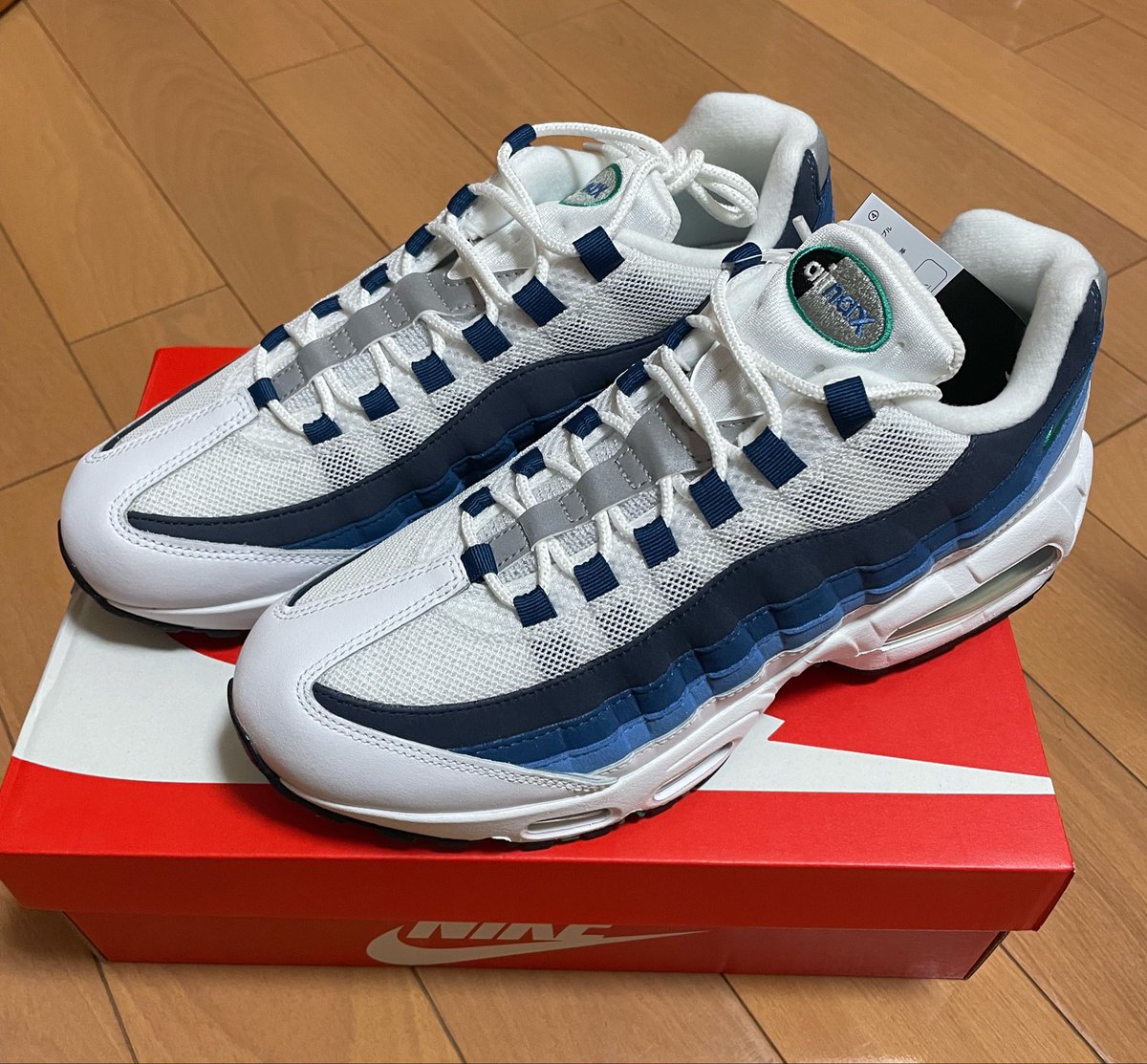 tomoshiho23's tweet image. ブルーグラデがatmosさんから届きましたー👍カッコいい！レッド、ブルーと並べるとイエローがやっぱり欲しくなりますねぇ。。
#airmax95
#nike
#atmos