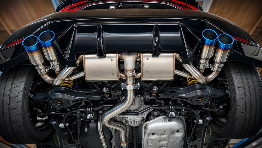 EXART_JP's tweet photo. 【ワンオフ製作】GRヤリス後期・社外リアバンパー対応4本出しマフラー

GRヤリス後期のワンオフマフラー製作例をご紹介します。
社外リアバンパーの開口に合わせ、違和感のない4本出しレイアウトに仕上げました。

製作は3Dスキャンと3D CAD設計からスタート。
タイトな下回りでも、パイプレイアウトを最適化しています。
メインパイプは70mm、可変バルブ付き、チタンテール仕様です！

ご依頼ありがとうございました！