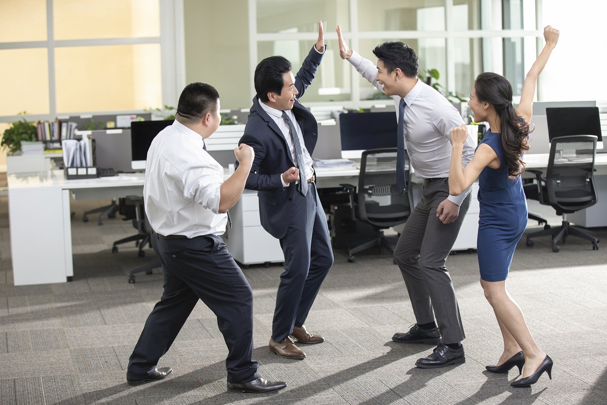castroportillo8's tweet image. "When you’re in a meeting and the intern says ‘hold on’… then pulls out a snack for the whole team. Office MVP status unlocked  #WorkHumor #SnackHero"
