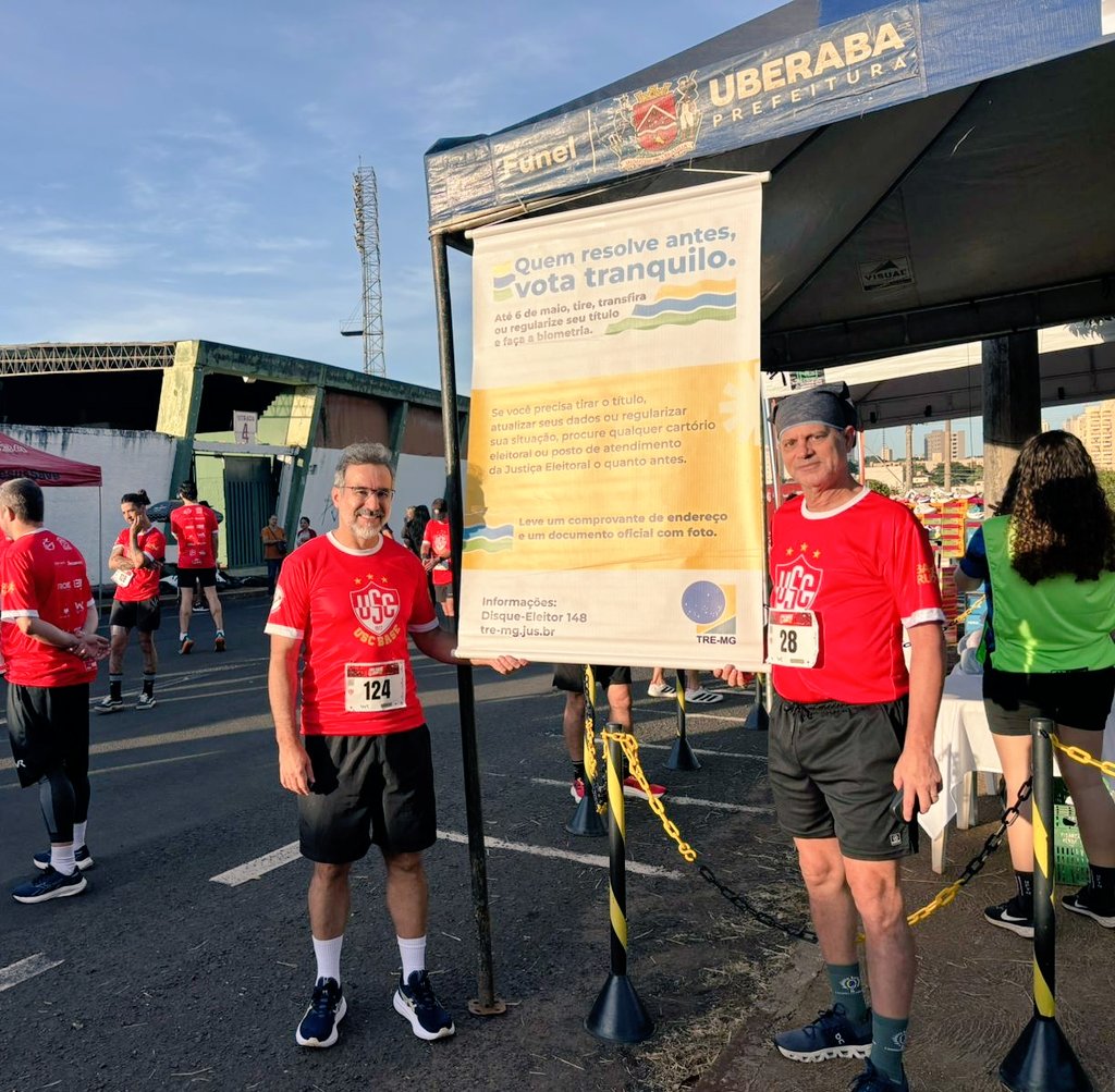 TREMinas's tweet photo. Nesta sexta-feira (1) o presidente do TRE, Des. Júlio César Lorens, divulga a importância da biometria durante a Corrida Uberaba Sport, no Estádio Uberabão. Na foto, está acompanhado do juiz do Foro de Uberaba, Marcelo Geraldo Lemos. https://t.co/mhcCuliOnd