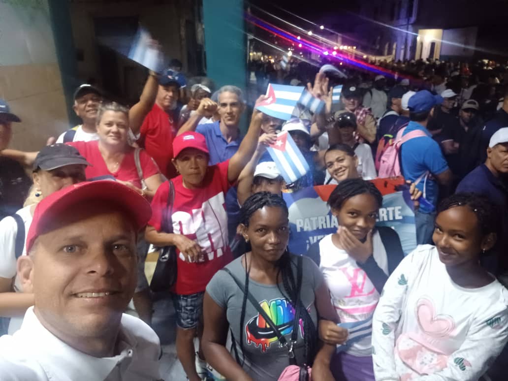 ReinaldoLuisGo1's tweet photo. Celebramos el día internacional de los trabajadores en la Tribuna Antimperialista.
#LaPatriaSeDefiende
#CubaEsRevolución 
#CubaEstáFirme 
#Cuba cuenta con ##GESIME https://t.co/5va7bAdDpv