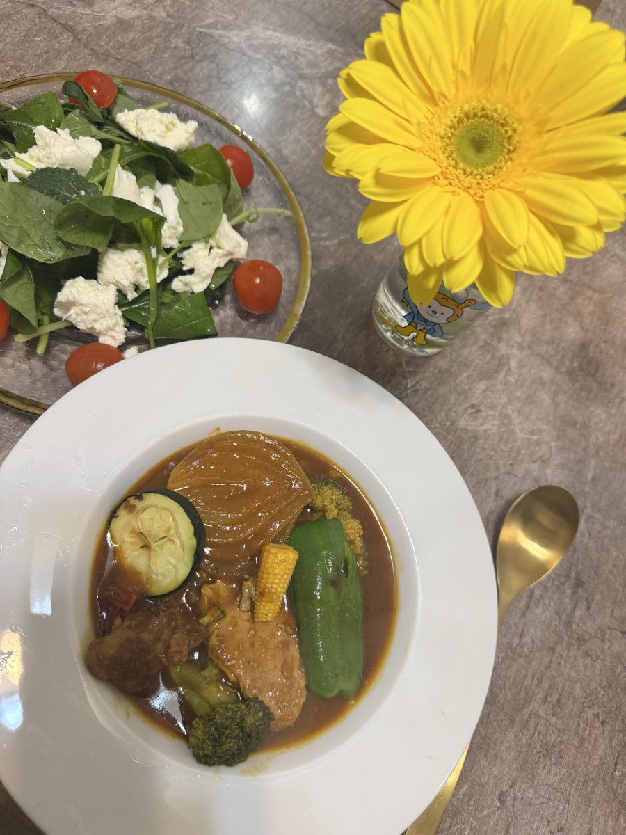 mimi_dumbo's tweet photo. 今日はスープカレー

お野菜いっぱい
じゃがいも🥔
にんじん🥕
たまねぎ🧅
ブロッコリー🥦
トマト🍅
ズッキーニ🥒
ヤングコーン🌽

#カレー https://t.co/gnUSOBme5e