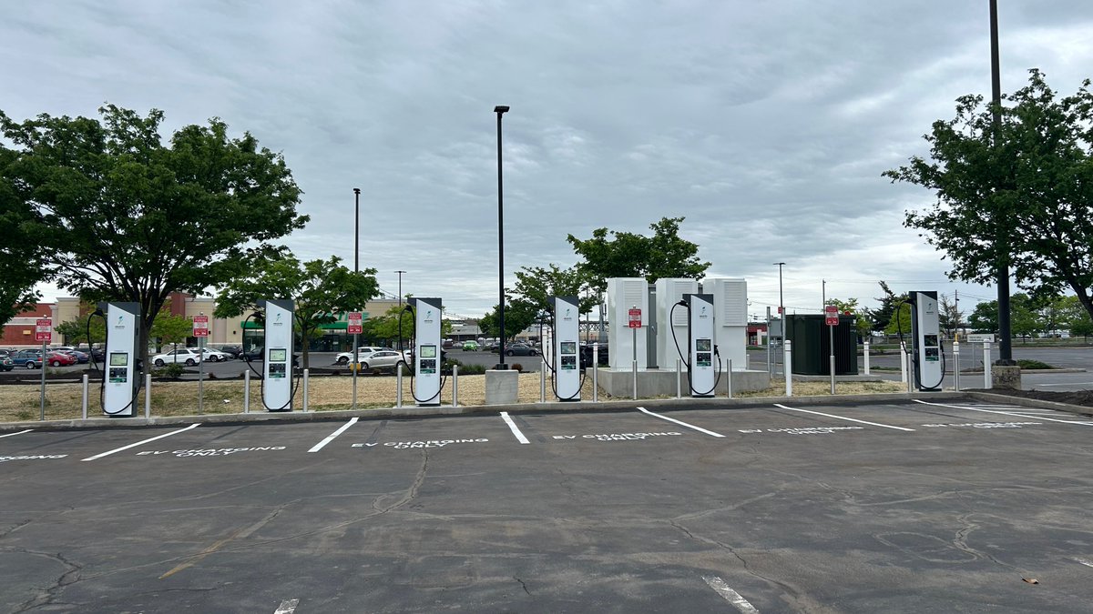 ElectrifyAm's tweet photo. Station 240277 is open ⚡ Charge up at 2206 S Christopher Columbus Blvd, Philadelphia, Pennsylvania 19148, with 6 Hyper-Fast chargers ready to power your next stop.                 

Plug in, power up, and go. #ChargeOn https://t.co/O5uGvMFNLO