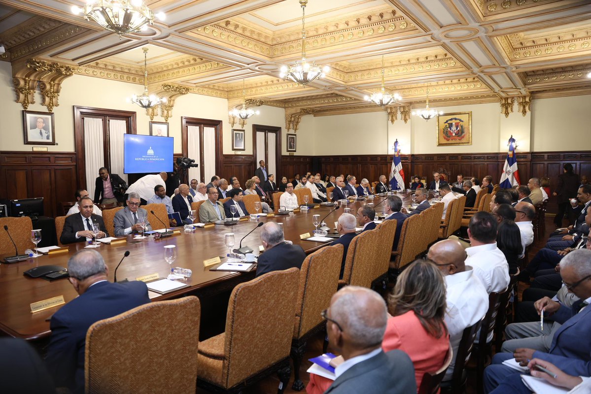 El Pdte. @LuisAbinader, junto a la vicepresidenta <a href="/RaquelPenaVice/">Raquel Peña</a> y <a href="/JosePaliza/">Jose Paliza</a>, encabezó el 57.º Consejo de Ministros, donde dieron seguimiento al plan ante la crisis en Medio Oriente y anunciaron nuevas medidas para contener el gasto público y proteger a las familias.