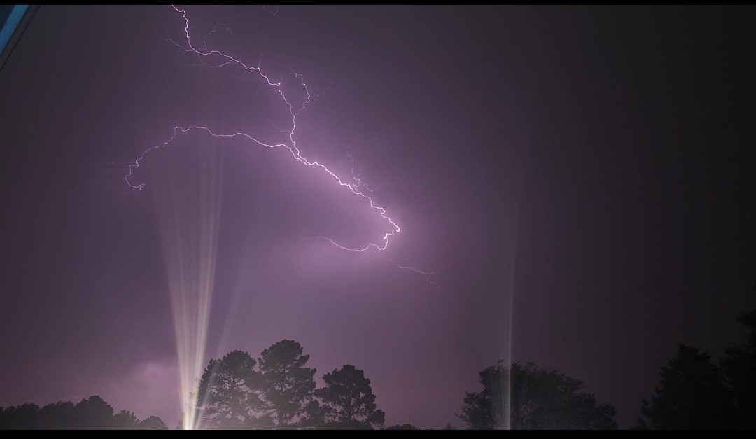 countrygay36's tweet image. Got this lightning display on 4/26/26 around 1am as the storms were moving through the West KY area. #lightning #nature