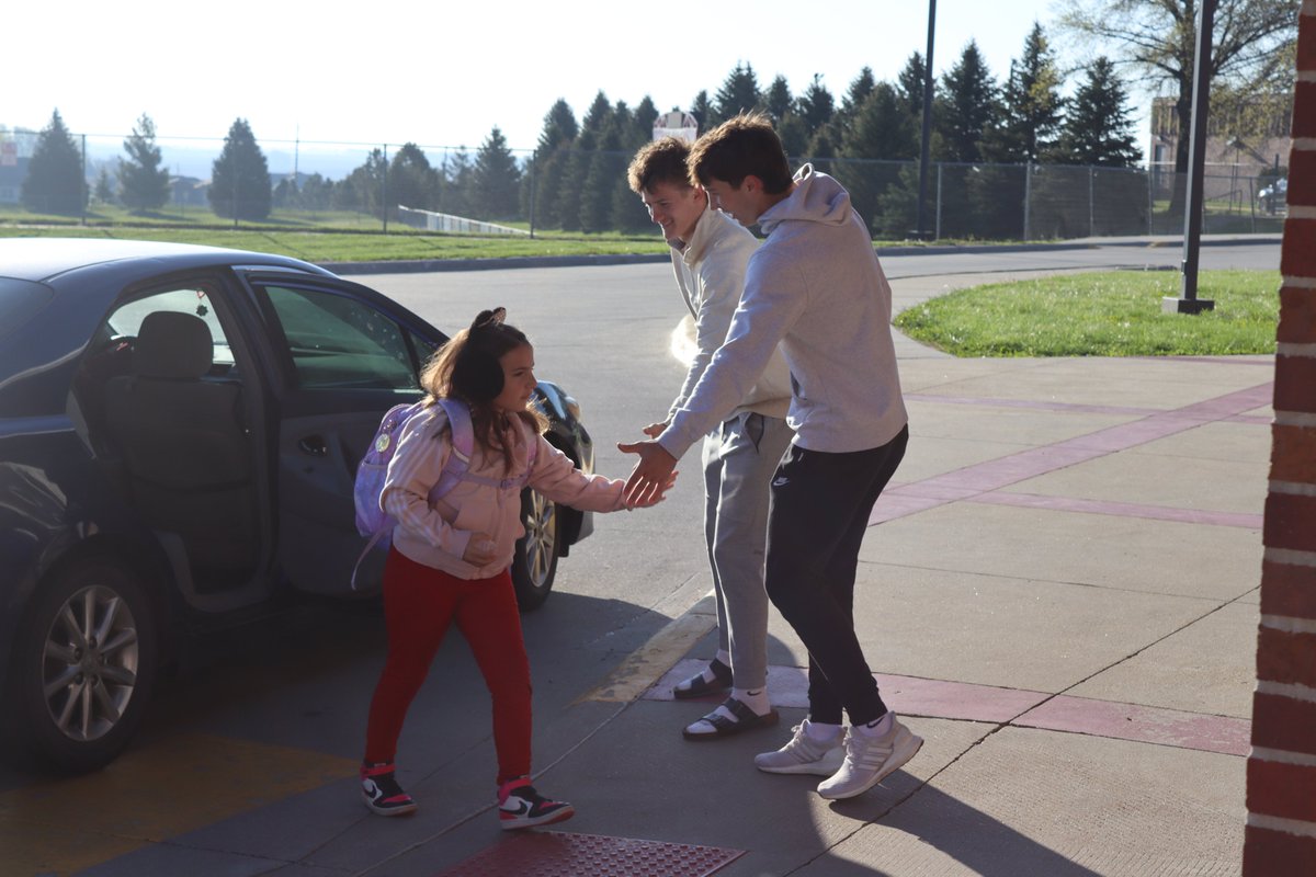 wpcadets's tweet image. Happy High-Five Friday! ✋

Shout out to the @WPBFootball team for welcoming our elementary students this morning with high fives and lots of energy! Only a few more Fridays to go!

#cadetpride⚔️