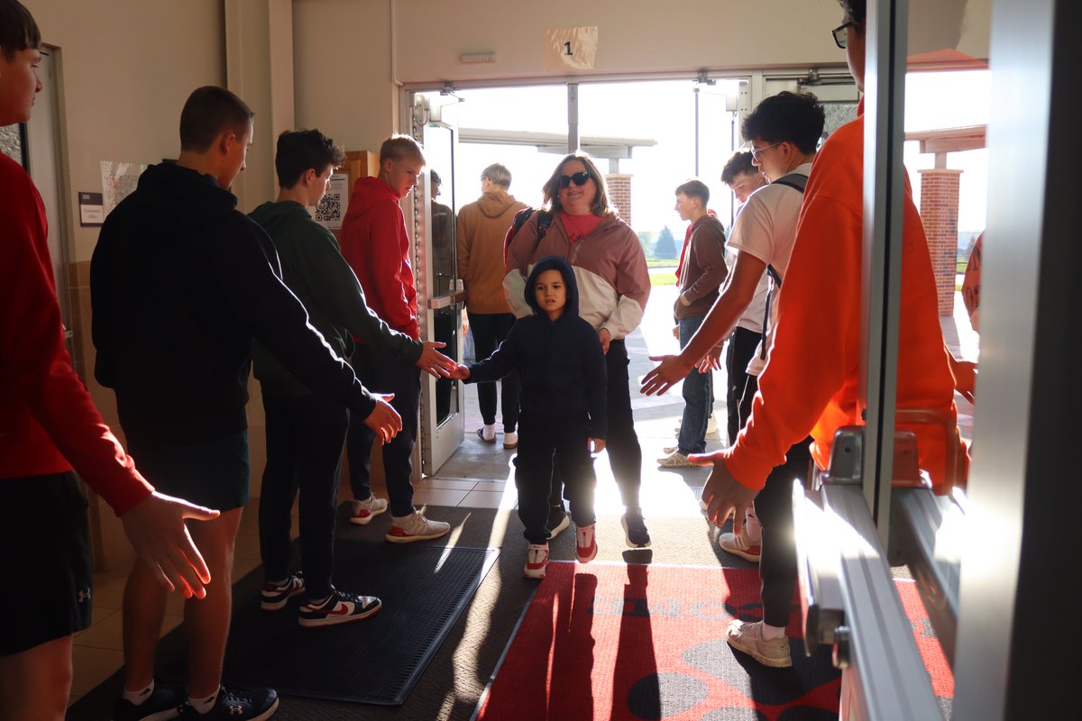 wpcadets's tweet image. Happy High-Five Friday! ✋

Shout out to the @WPBFootball team for welcoming our elementary students this morning with high fives and lots of energy! Only a few more Fridays to go!

#cadetpride⚔️