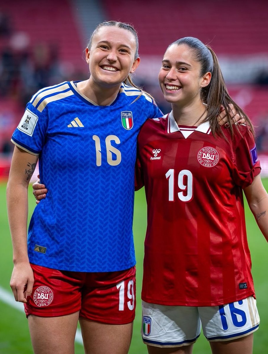 DaniBelmonte00's tweet photo. Un meraviglioso scambio di maglia pubblicato da Cecilie Fløe sul suo profilo Instagram con Giulia Dragoni! Bellissime😍 #Napoli #Roma https://t.co/LWl1nVsEMu