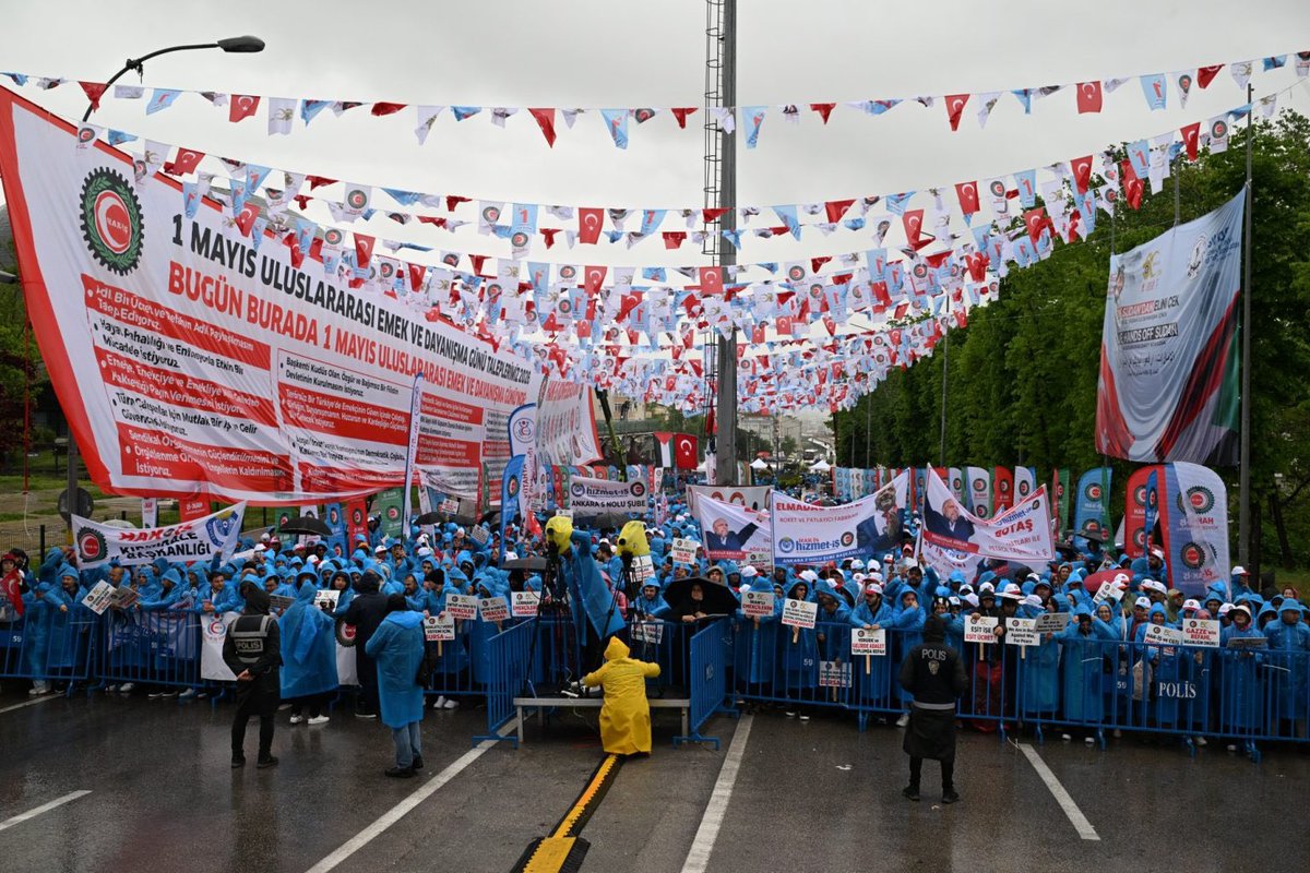 hizmetissendika's tweet photo. ULUDAĞ’IN GÖLGESİNDE HAK-İŞ’TEN TARİHİ 1 MAYIS

Konfederasyonumuz HAK-İŞ, 1 Mayıs Uluslararası Birlik, Mücadele ve Dayanışma Günü’nde yoğun yağmur altında Bursa’da tek yürek oldu. Uludağ’ın gölgesinde tarihi bir 1 Mayıs gerçekleştirildi. “Birlik, Mücadele, Dayanışma, Savaşa Hayır” temasıyla, talepler güçlü bir şekilde dile getirildi.

Ayrıntılar 👇

https://t.co/78ZlfMv1Kz