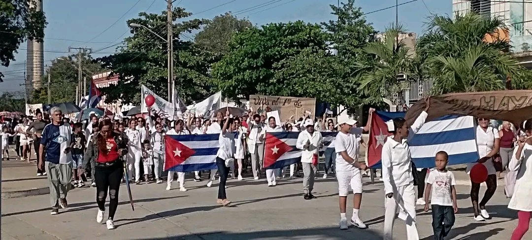 AsambleaJobabo's tweet photo. En #Jobabo, trabajadores y pueblo desfilan por el #1roDeMayo, reafirmando que #LaPatriaSeDefiende con unidad y compromiso.  
PrimeroDeMayo #Trabajadores #JobaboVive #Cuba https://t.co/pWBhA94rtC
