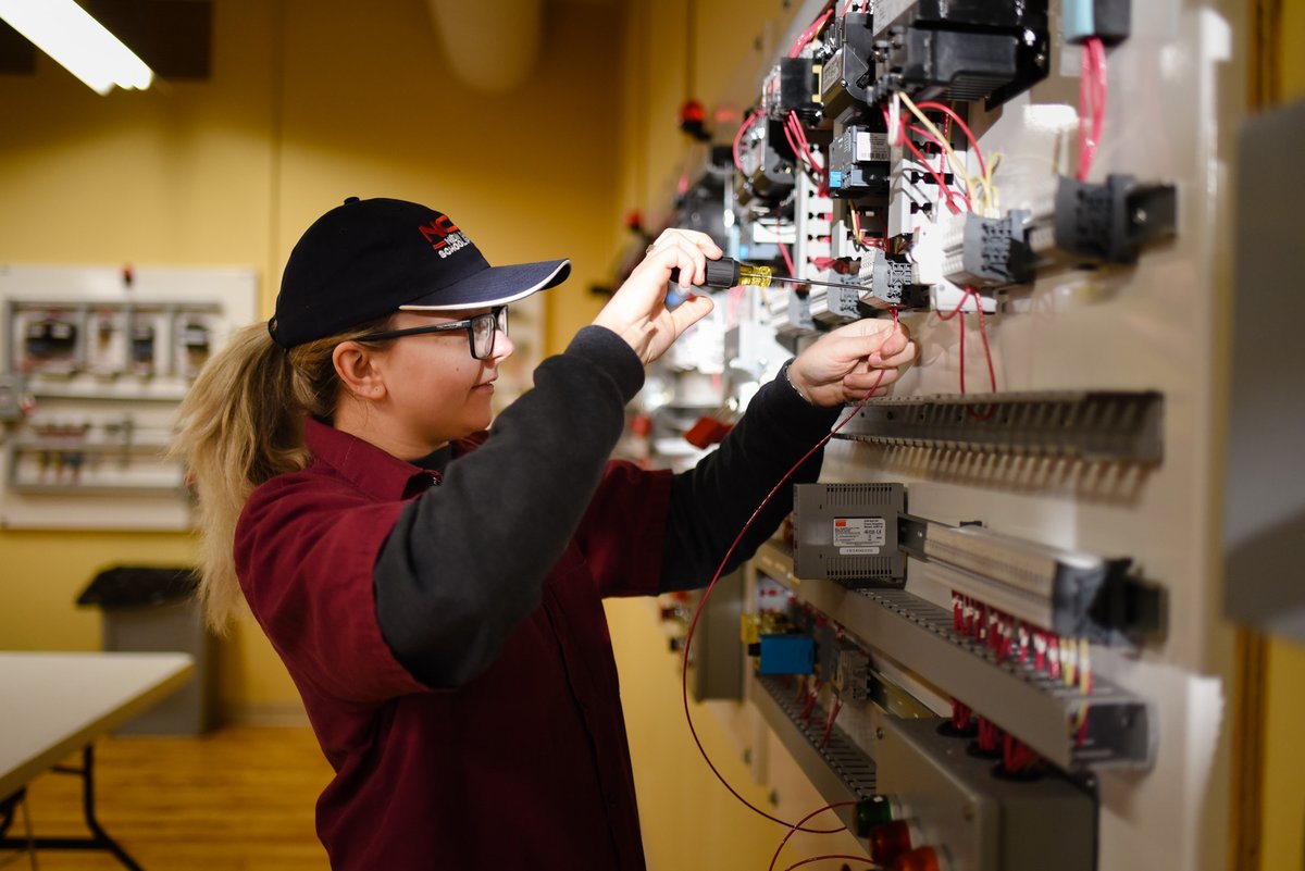 NCSTELiverpool's tweet photo. Electrical, welding, HVAC, plumbing, equipment maintenance. One 50-week program at NCST's East Liverpool campus. 

https://t.co/Ns0oHSV991

#ElectricalTraining #IndustrialMaintenance #SkilledTrades https://t.co/1Oi89astEa