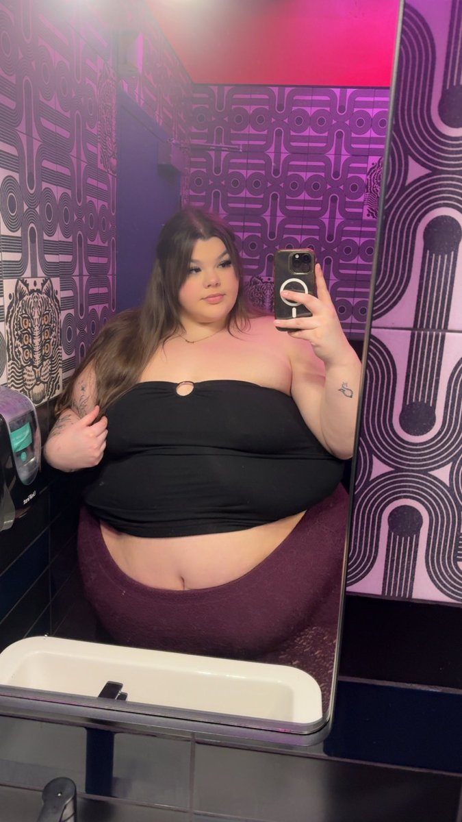 biggirlxmarie's tweet photo. am i too big to wear something like this or just right? 😌 https://t.co/9xgnFG5ngF