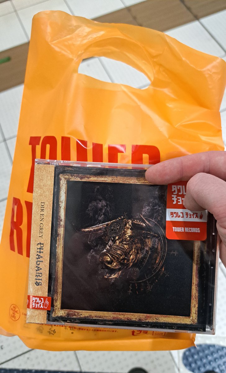 OisinJP's tweet photo. タワーレコード福岡パルコのメタル棚、激小さくてほとんど洋楽ばっかりだった…
20分くらい探しまくってスタッフに聞いたら、V系とJメタルはJPopの棚に混ざってた😭
スタッフも困惑してたわ😂  
Sabotageだよ

#DIRENGREY #PHALARIS https://t.co/PXRqzxS9rN