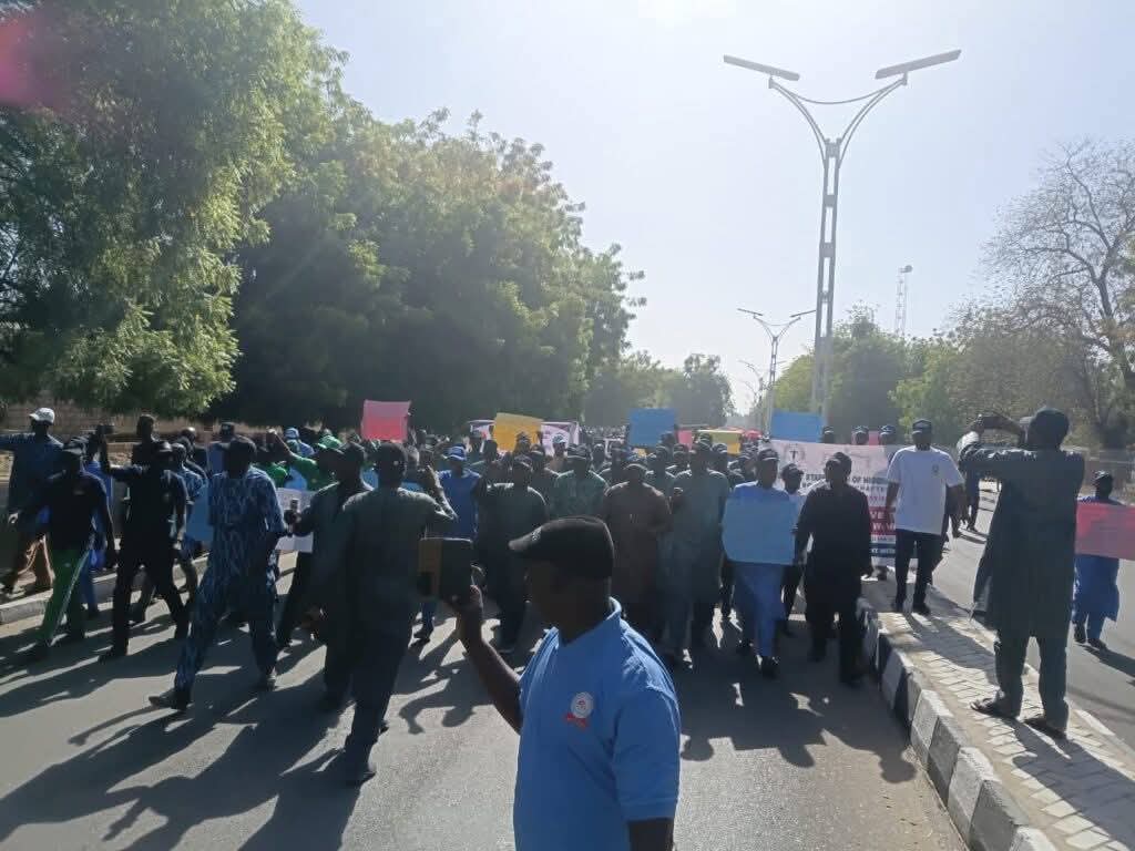 LeadershipHausa's tweet photo. Hotuna: Yadda ma’aikatan ƙananan hukumomi na Jihar Borno suka yi amfani da damar bikin Ranar Ma’aikata ta 2026 wajen gudanar da zanga-zanga kan rashin aiwatar da sabon mafi ƙarancin albashi na ₦70,000 a jihar. https://t.co/cjriBo0Sq2