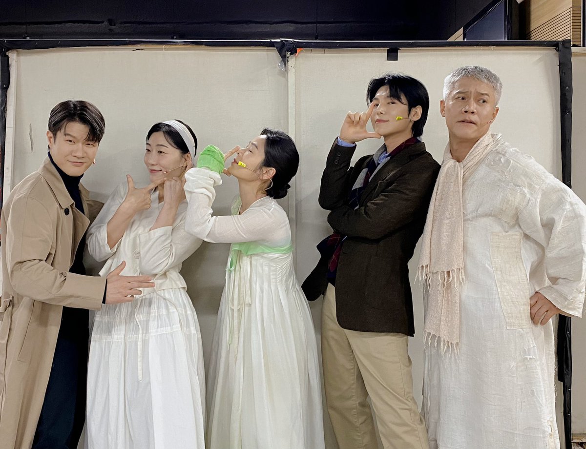 page1company's tweet photo. [뮤지컬 #서편제 🌸]

🌸두번째 공연 단체 사진&amp;화이팅콜🌸
송화ㅣ이자람
동호ㅣ김준수
유봉ㅣ박호산
동호 모ㅣ채태인
춘식ㅣ육현욱

자람송화 준수동호 호산유봉의 첫공연! 
함께해주셔서 감사합니다🌸
_

2026.4.30 - 7.19
#광림아트센터_BBCH홀 https://t.co/GLCau3UC5n