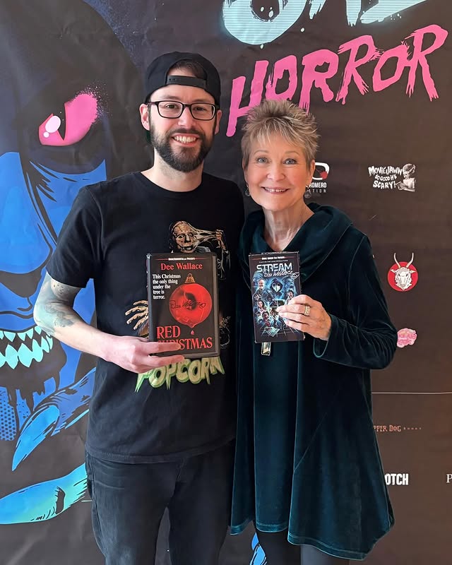 MarianoMattos2's tweet image. The honour of having the legend Dee Wallace (Critters, Cujo, The Howling) holding the STREAM vhs edition with my exclusive artwork on it.

Credits to @brokehorrorfan 

#horror #classic #vhs