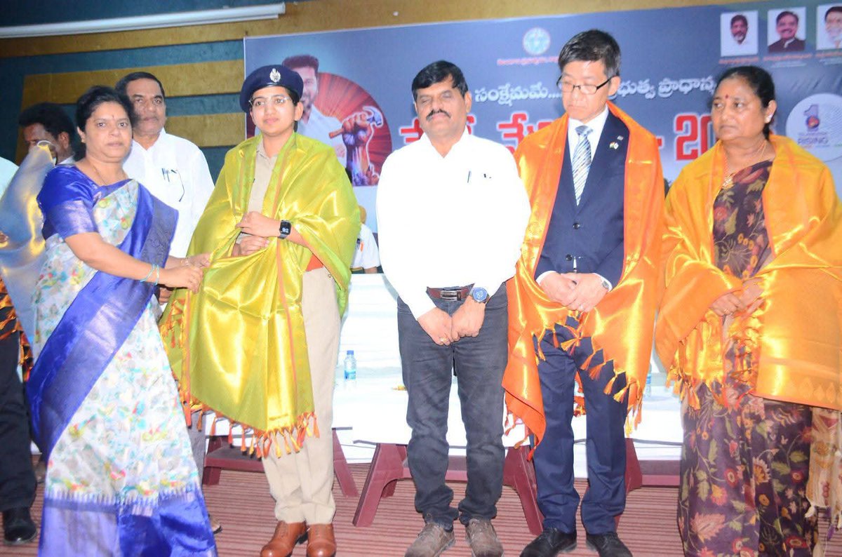 TPCCali's tweet image. సంగారెడ్డిలో ఘనంగా మే డే వేడుకలు 
కార్మికుల సంక్షేమానికి కాంగ్రెస్ ప్రభుత్వం కట్టుబడి ఉందని టీజీఐఐసీ చైర్పర్సన్ నిర్మలా జగ్గారెడ్డి స్పష్టం చేశారు.

@ImJaggaReddy

#MayDay #Sangareddy #WorkersDay #Congress #Telangana