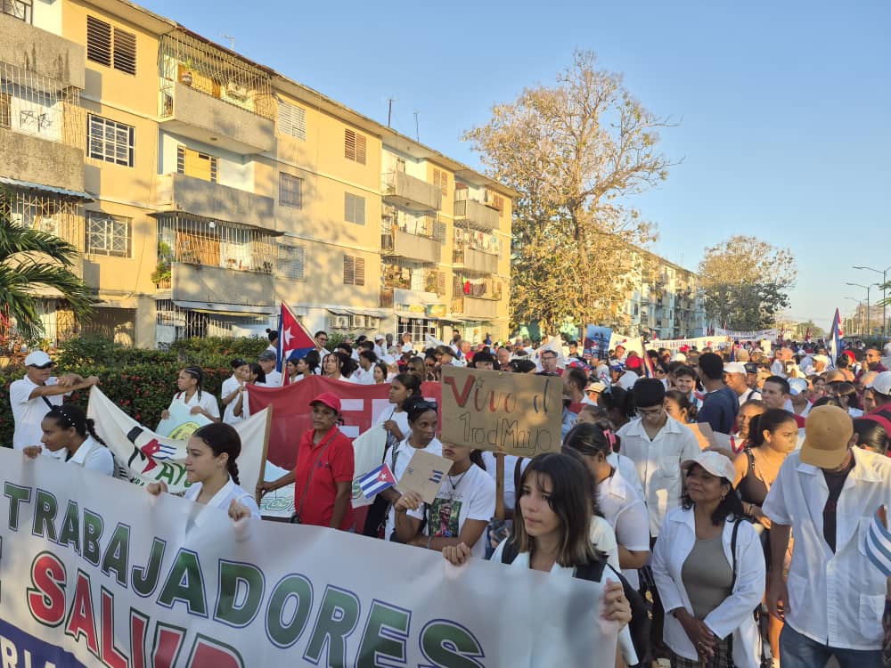 Trabajadores y estudiantes de la Salud pinera patentizando el compromiso con la Patria en este Primero de Mayo. #LaPatriaSeDefiende #saludisla