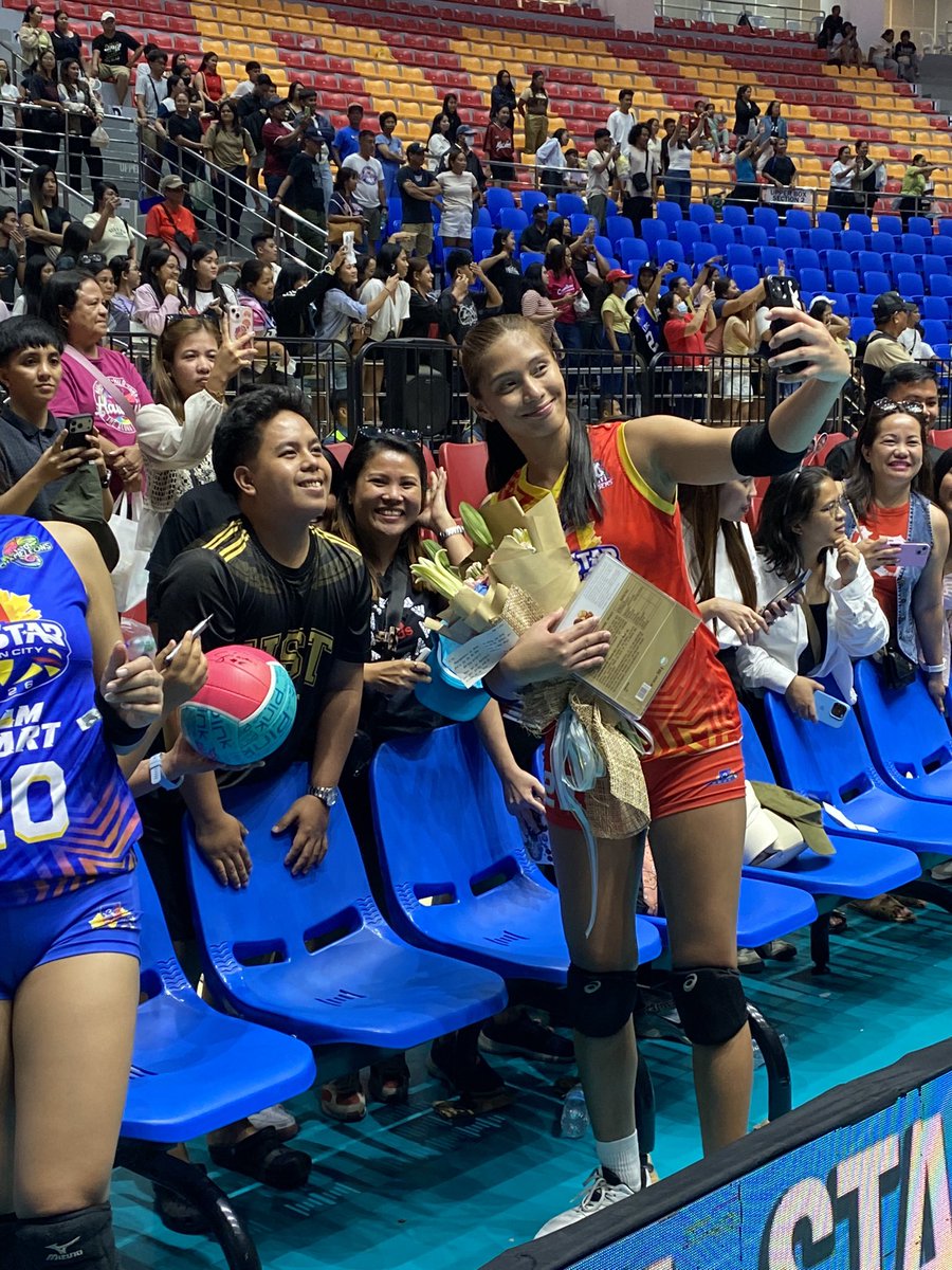 Fan service for Candonians! ❤️

Eya Laure, Bea De Leon, Bernadeth Pons and Ivy Lacsina took time to accommodate fans after the #VolleyballAllStarShowcase 💗

#PVL2026 #PVLAllStar #SpikersTurf
