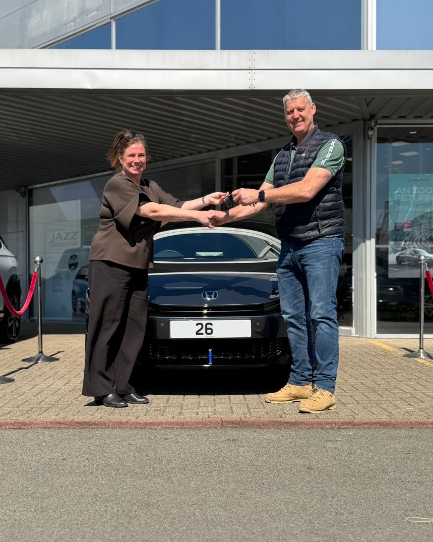 johnsonscars's tweet image. Just look at that Honda! 😍

Clare is pictured here at Johnsons Honda Milton Keynes, handing the keys to this incredible New Honda Prelude to Mr Mark Fullbrook.

Congratulations, and enjoy your new set of wheels!

#Honda #HondaUK #HondaPrelude