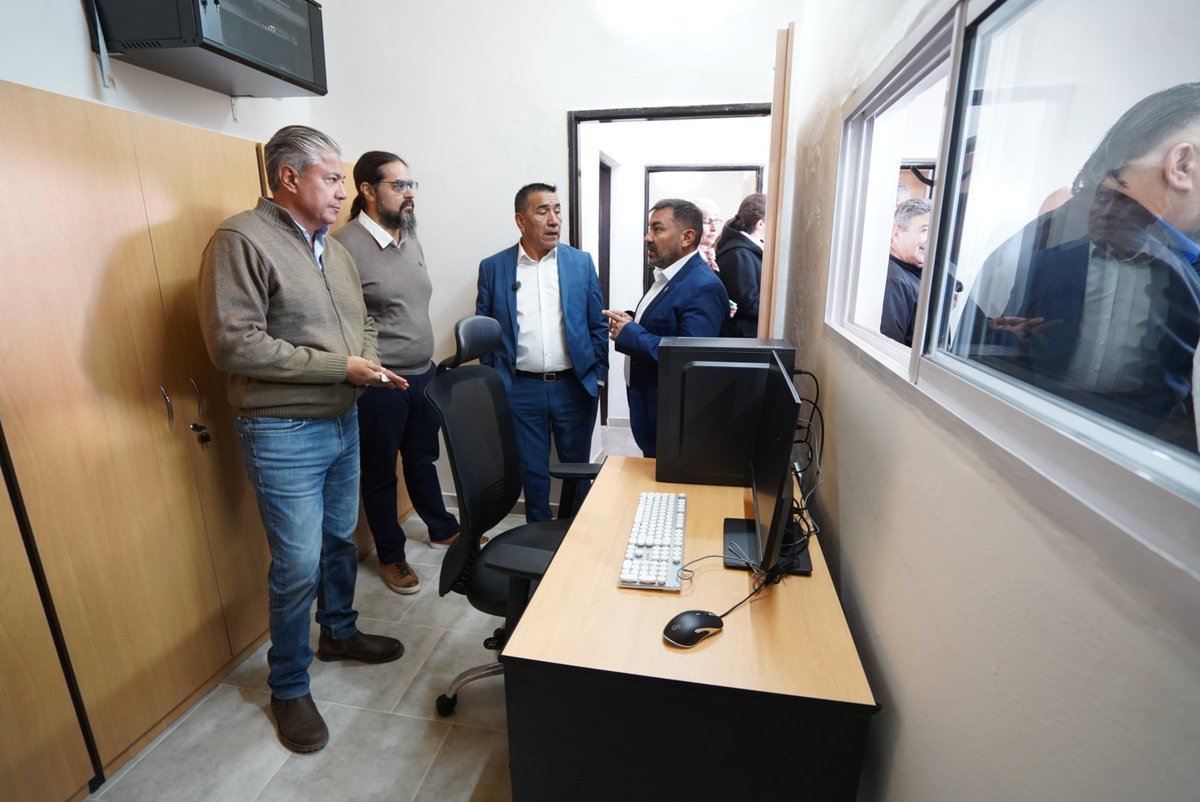Rolo_Figueroa's tweet photo. UN NUEVO CENTRO DE SALUD PARA LA COMARCA PETROLERA

Junto al intendente Ramón Rioseco, inauguramos este nuevo espacio que acerca servicios de salud a los vecinos del barrio Monte Hermoso de Cutral Co. Un paso más para garantizar atención de calidad, cerca de cada familia.

El trabajo conjunto con los municipios de Cutral Co y Plaza Huincul nos permite dar respuestas concretas. Así avanzamos en salud, infraestructura y servicios, ordenando para redistribuir y mejorar la calidad de vida de nuestra gente.