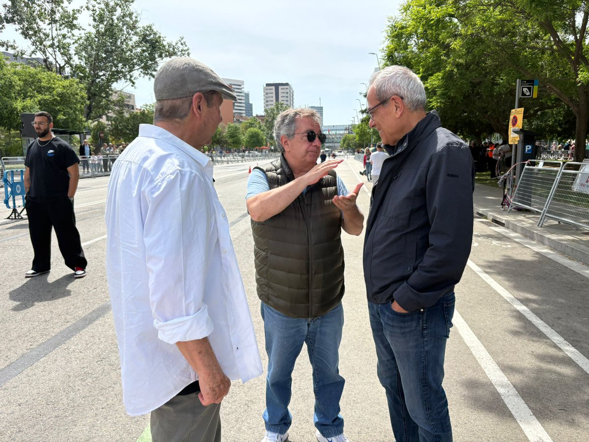 esquerraLH's tweet photo. Avui també hem assistit a la 34a Milla Urbana i Solidària de #SantaEulàlia, que ha recaptat fons per projectes de l'Hospital de Sant Joan de Déu, i el Banc d'Aliments de @CreuRojaLH https://t.co/6smFES7BEv