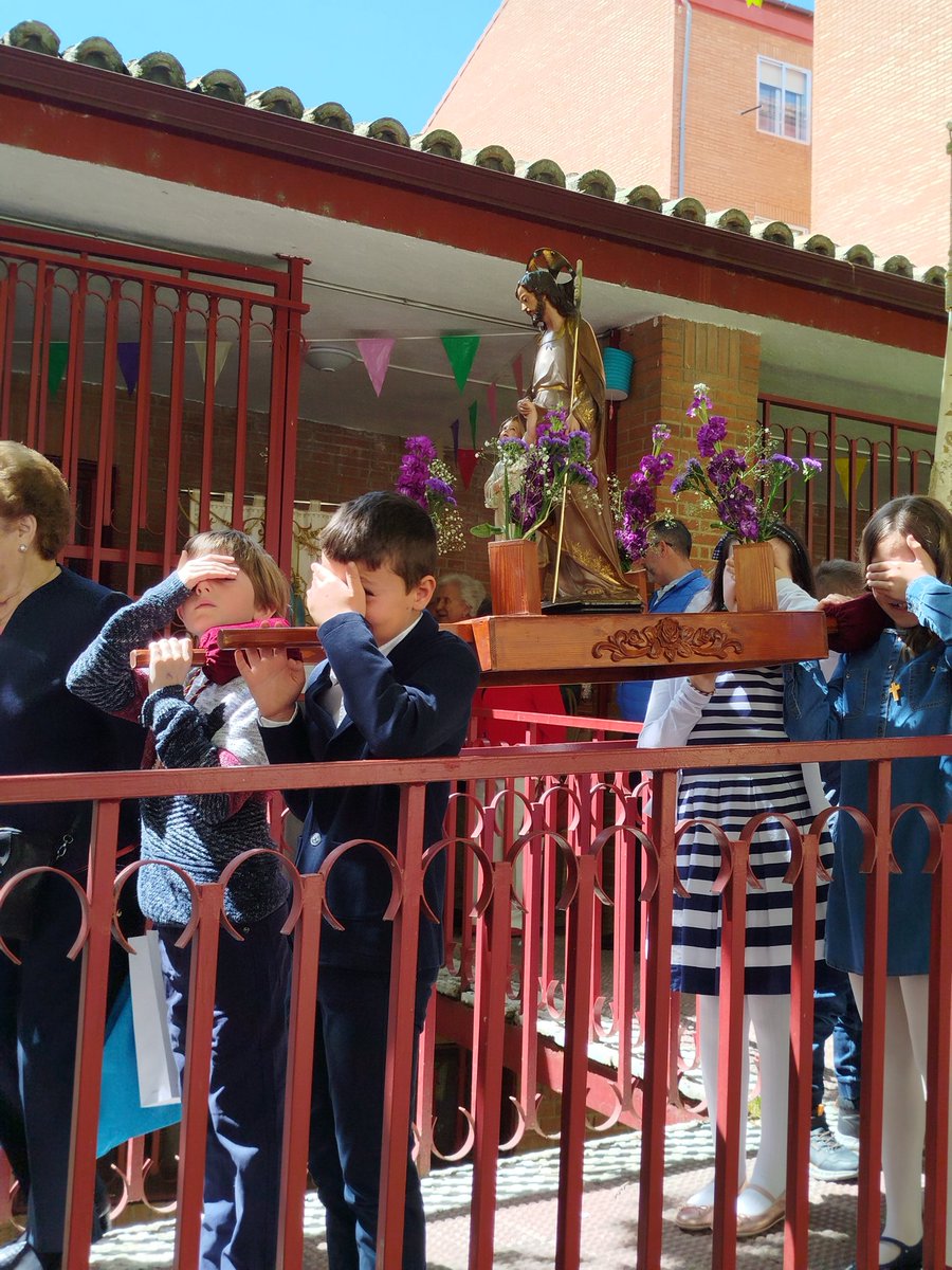 Nuestro San José de los Niños salió a la calle un 1 de mayo más... ¡Que obedientes los anderos! "Taparos la carita, que no haya problemas", pero ellos, orgullosos, querían presumir de lo que estaban haciendo: portar a San José.